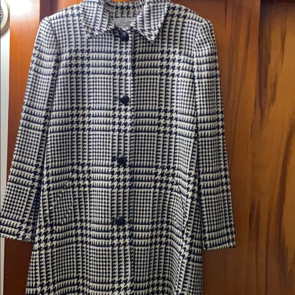 Carlisle Jackets & Blazers - VINTAGE Carlisle wool houndstooth swing coat!